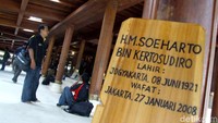 Di cungkup inilah terletak makam Soeharto, Siti Hartina atau Ibu Tien, kedua orang tua dan kakak Ibu Tien.