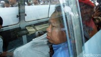 Namun, jumlah pasukan pengamanan yang bertambah seperti mengindikasikan kebenaran kasak-kusuk itu, ada peristiwa besar yang akan berlangsung siang itu di RSPP.   