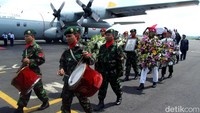 Jenazah mantan orang nomor satu di masa Orde Baru ini diberangkatkan dari rumah pribadi di Jalan Cendana, Jakarta, menuju Bandara Halim Perdanakusuma untuk diterbangkan ke Bandara Adi Sumarmo, Solo.