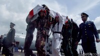 Kepastian mengenai wafatnya Smiling General itu baru didapat sekitar pukul 13.20 WIB. Namun, kabar duka itu bukan berasal dari lisan anggota keluarga, pengacara, pejabat negara, atau anggota tim dokter kepresidenan. 