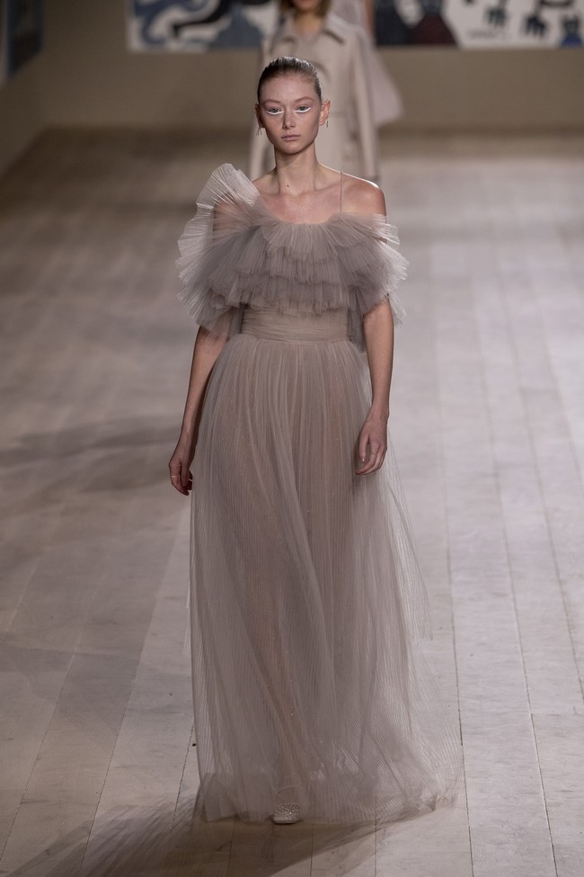 Fahion show Dior Haute Couture Spring/Summer 2022 di Paris Fashion Week, 24 Januari 2022, menampilkan busana potongan klasik dengan tehnik couture. Foto: Dok. Getty Images/Pascal Le Segretain.