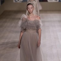 Fahion show Dior Haute Couture Spring/Summer 2022 di Paris Fashion Week, 24 Januari 2022, menampilkan busana potongan klasik dengan tehnik couture. Foto: Dok. Getty Images/Pascal Le Segretain.