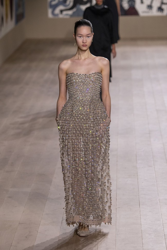 Fahion show Dior Haute Couture Spring/Summer 2022 di Paris Fashion Week, 24 Januari 2022, menampilkan busana potongan klasik dengan tehnik couture. Foto: Dok. Getty Images/Pascal Le Segretain.