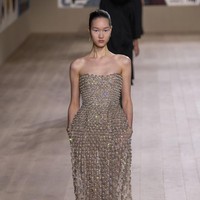 Fahion show Dior Haute Couture Spring/Summer 2022 di Paris Fashion Week, 24 Januari 2022, menampilkan busana potongan klasik dengan tehnik couture. Foto: Dok. Getty Images/Pascal Le Segretain.