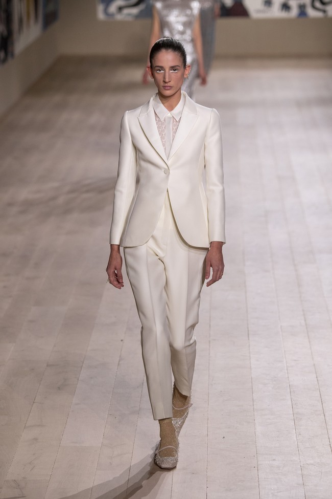 Fahion show Dior Haute Couture Spring/Summer 2022 di Paris Fashion Week, 24 Januari 2022, menampilkan busana potongan klasik dengan tehnik couture. Foto: Dok. Getty Images/Pascal Le Segretain.
