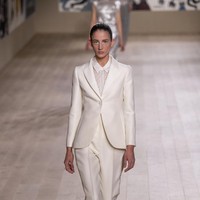 Fahion show Dior Haute Couture Spring/Summer 2022 di Paris Fashion Week, 24 Januari 2022, menampilkan busana potongan klasik dengan tehnik couture. Foto: Dok. Getty Images/Pascal Le Segretain.