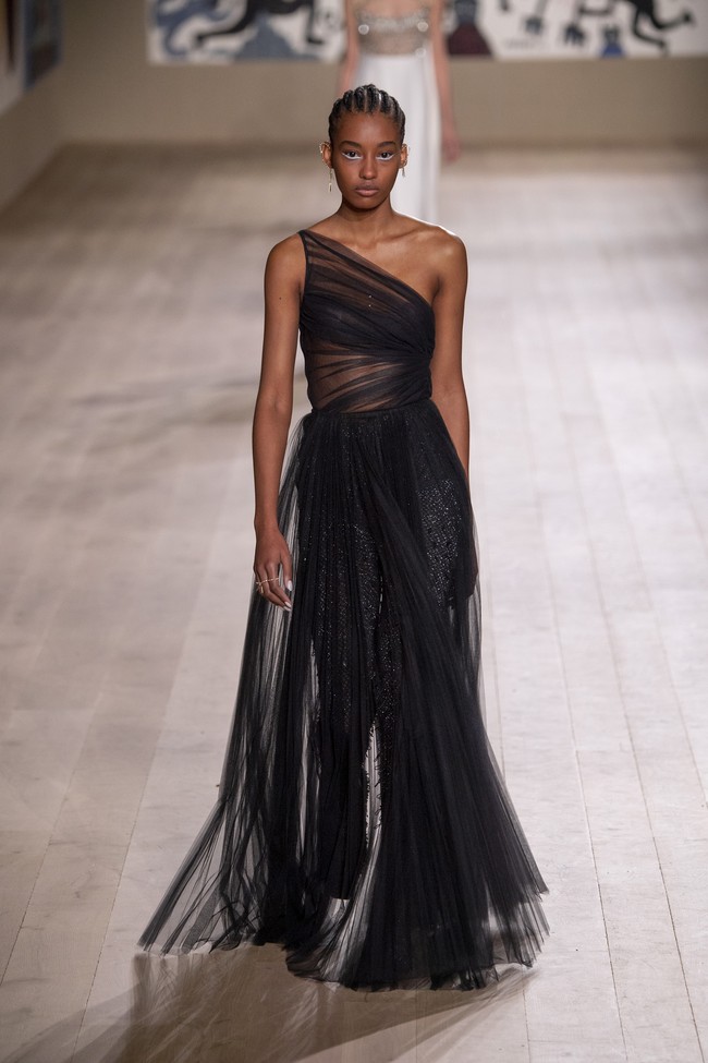 Fahion show Dior Haute Couture Spring/Summer 2022 di Paris Fashion Week, 24 Januari 2022, menampilkan busana potongan klasik dengan tehnik couture. Foto: Dok. Getty Images/Pascal Le Segretain.