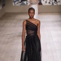 Fahion show Dior Haute Couture Spring/Summer 2022 di Paris Fashion Week, 24 Januari 2022, menampilkan busana potongan klasik dengan tehnik couture. Foto: Dok. Getty Images/Pascal Le Segretain.