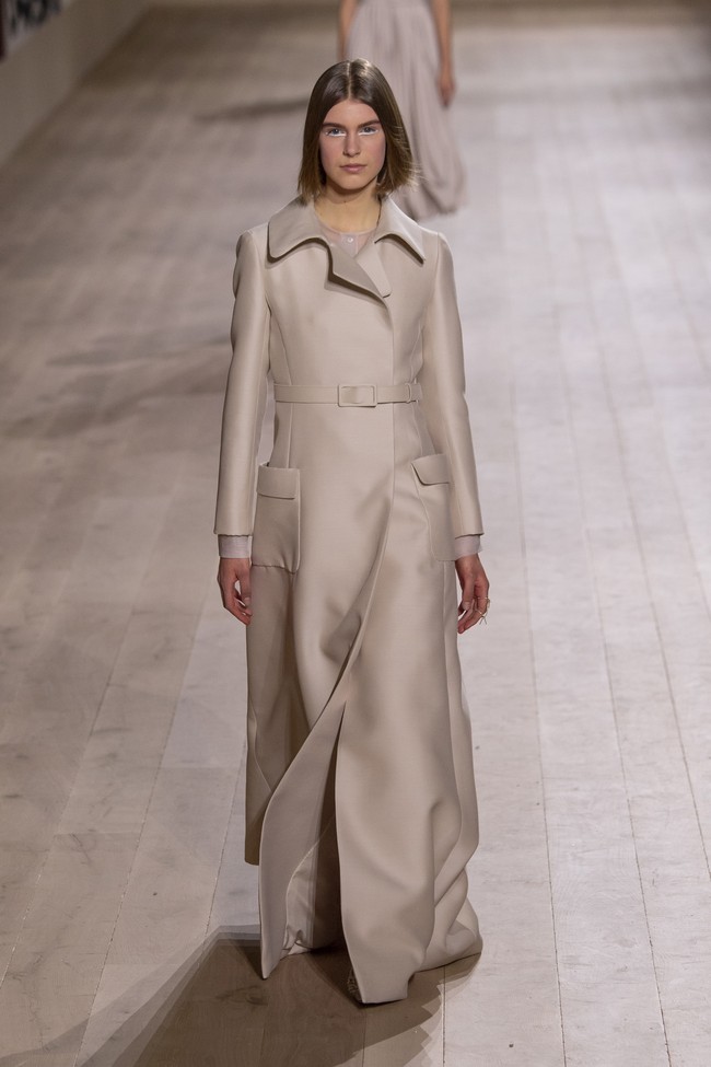 Fahion show Dior Haute Couture Spring/Summer 2022 di Paris Fashion Week, 24 Januari 2022, menampilkan busana potongan klasik dengan tehnik couture. Foto: Dok. Getty Images/Pascal Le Segretain.