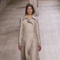 Fahion show Dior Haute Couture Spring/Summer 2022 di Paris Fashion Week, 24 Januari 2022, menampilkan busana potongan klasik dengan tehnik couture. Foto: Dok. Getty Images/Pascal Le Segretain.