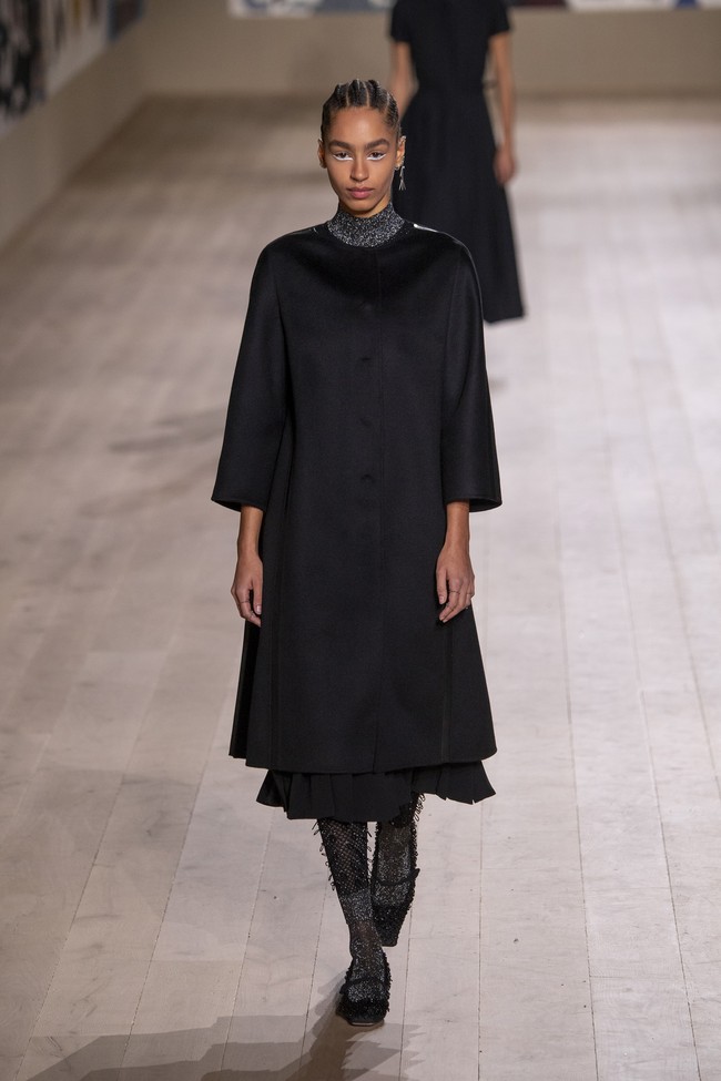 Fahion show Dior Haute Couture Spring/Summer 2022 di Paris Fashion Week, 24 Januari 2022, menampilkan busana potongan klasik dengan tehnik couture. Foto: Dok. Getty Images/Pascal Le Segretain.