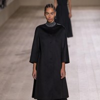 Fahion show Dior Haute Couture Spring/Summer 2022 di Paris Fashion Week, 24 Januari 2022, menampilkan busana potongan klasik dengan tehnik couture. Foto: Dok. Getty Images/Pascal Le Segretain.