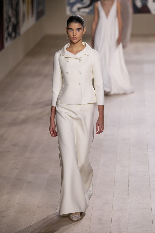 Fahion show Dior Haute Couture Spring/Summer 2022 di Paris Fashion Week, 24 Januari 2022, menampilkan busana potongan klasik dengan tehnik couture. Foto: Dok. Getty Images/Pascal Le Segretain.