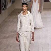 Fahion show Dior Haute Couture Spring/Summer 2022 di Paris Fashion Week, 24 Januari 2022, menampilkan busana potongan klasik dengan tehnik couture. Foto: Dok. Getty Images/Pascal Le Segretain.