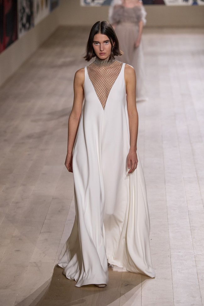 Fahion show Dior Haute Couture Spring/Summer 2022 di Paris Fashion Week, 24 Januari 2022, menampilkan busana potongan klasik dengan tehnik couture. Foto: Dok. Getty Images/Pascal Le Segretain.
