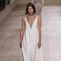 Fahion show Dior Haute Couture Spring/Summer 2022 di Paris Fashion Week, 24 Januari 2022, menampilkan busana potongan klasik dengan tehnik couture. Foto: Dok. Getty Images/Pascal Le Segretain.