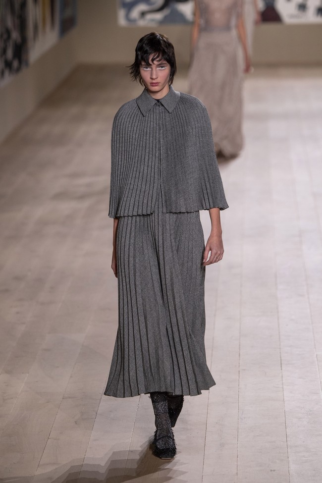 Fahion show Dior Haute Couture Spring/Summer 2022 di Paris Fashion Week, 24 Januari 2022, menampilkan busana potongan klasik dengan tehnik couture. Foto: Dok. Getty Images/Pascal Le Segretain.