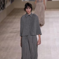Fahion show Dior Haute Couture Spring/Summer 2022 di Paris Fashion Week, 24 Januari 2022, menampilkan busana potongan klasik dengan tehnik couture. Foto: Dok. Getty Images/Pascal Le Segretain.