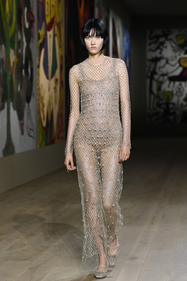 Fahion show Dior Haute Couture Spring/Summer 2022 di Paris Fashion Week, 24 Januari 2022, menampilkan busana potongan klasik dengan tehnik couture. Foto: Dok. Getty Images/Pascal Le Segretain.