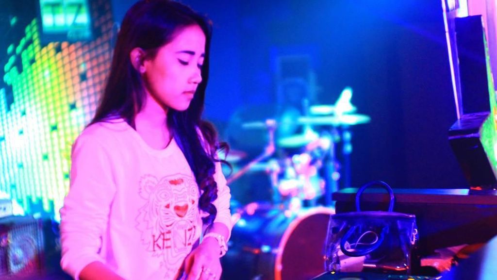 Jenazah DJ Indah Cleo Belum Dibawa Pulang Keluarga