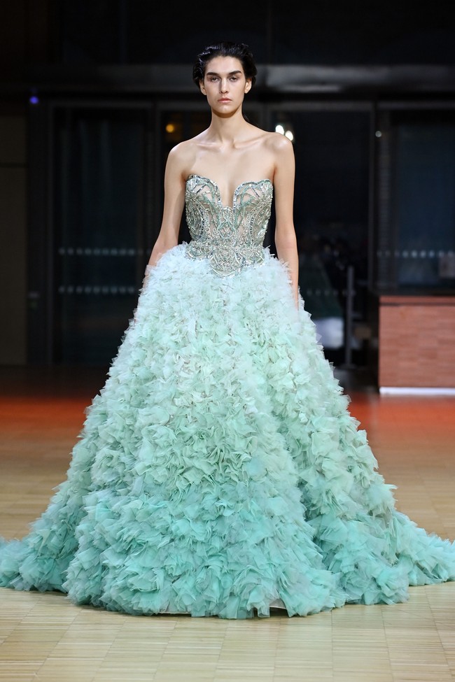 Fashion show koleksi Couture Spring 2022 Elie Saab di Paris menghadirkan berbagai gaun cantik yang penuh warna. Foto: DOk. Getty Images/Pascal Le Segretain.