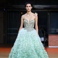 Fashion show koleksi Couture Spring 2022 Elie Saab di Paris menghadirkan berbagai gaun cantik yang penuh warna. Foto: DOk. Getty Images/Pascal Le Segretain.