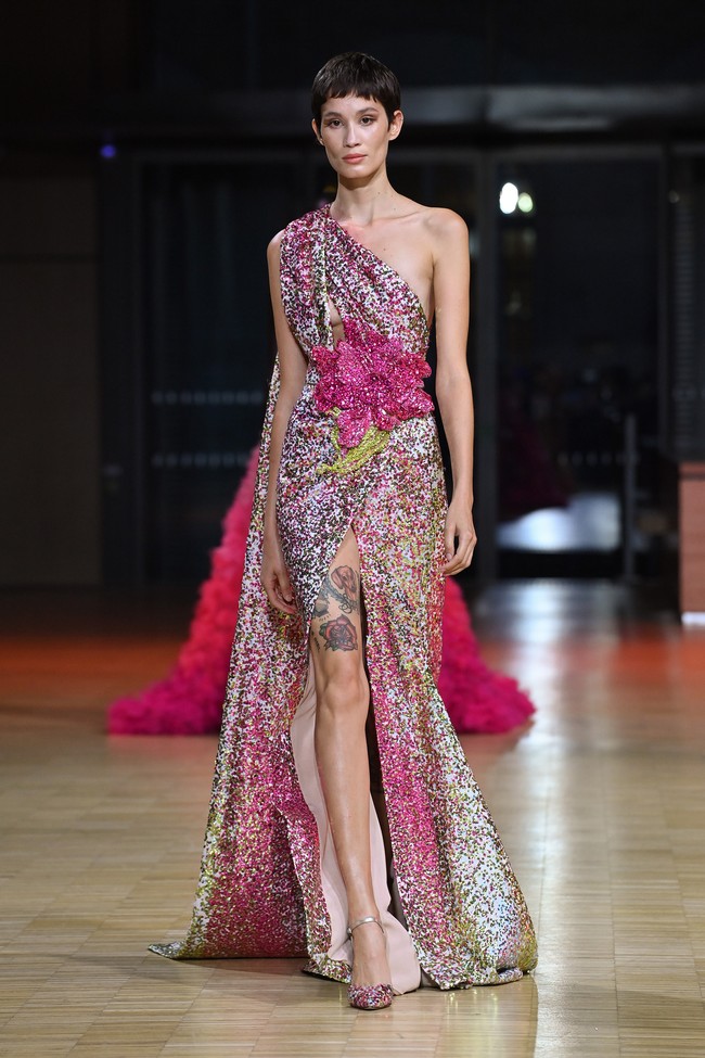 Fashion show koleksi Couture Spring 2022 Elie Saab di Paris menghadirkan berbagai gaun cantik yang penuh warna. Foto: DOk. Getty Images/Pascal Le Segretain.