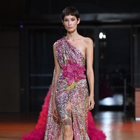 Fashion show koleksi Couture Spring 2022 Elie Saab di Paris menghadirkan berbagai gaun cantik yang penuh warna. Foto: DOk. Getty Images/Pascal Le Segretain.