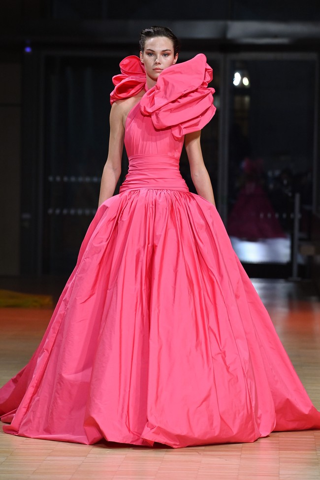 Fashion show koleksi Couture Spring 2022 Elie Saab di Paris menghadirkan berbagai gaun cantik yang penuh warna. Foto: DOk. Getty Images/Pascal Le Segretain.
