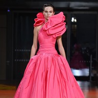 Fashion show koleksi Couture Spring 2022 Elie Saab di Paris menghadirkan berbagai gaun cantik yang penuh warna. Foto: DOk. Getty Images/Pascal Le Segretain.