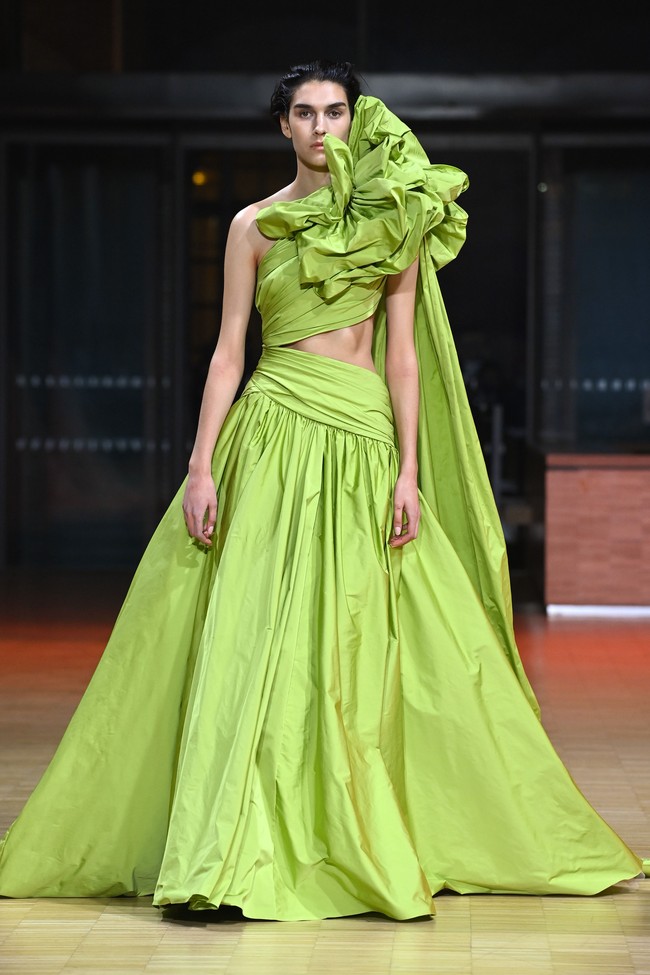 Fashion show koleksi Couture Spring 2022 Elie Saab di Paris menghadirkan berbagai gaun cantik yang penuh warna. Foto: DOk. Getty Images/Pascal Le Segretain.