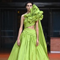 Fashion show koleksi Couture Spring 2022 Elie Saab di Paris menghadirkan berbagai gaun cantik yang penuh warna. Foto: DOk. Getty Images/Pascal Le Segretain.