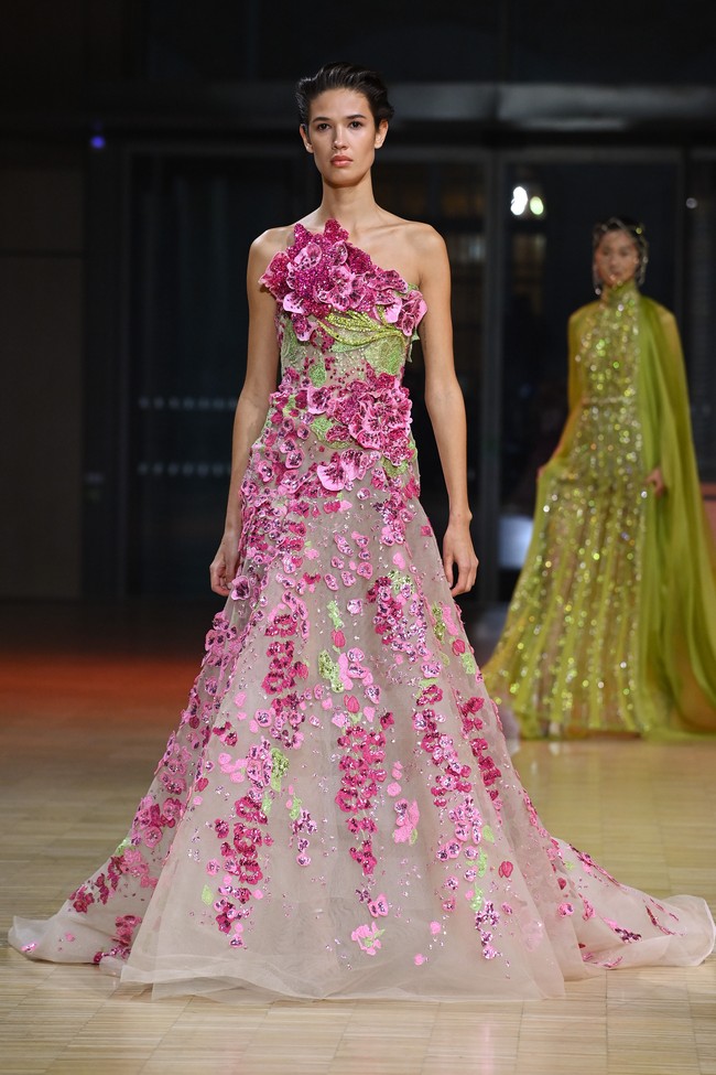 Fashion show koleksi Couture Spring 2022 Elie Saab di Paris menghadirkan berbagai gaun cantik yang penuh warna. Foto: DOk. Getty Images/Pascal Le Segretain.