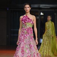 Fashion show koleksi Couture Spring 2022 Elie Saab di Paris menghadirkan berbagai gaun cantik yang penuh warna. Foto: DOk. Getty Images/Pascal Le Segretain.