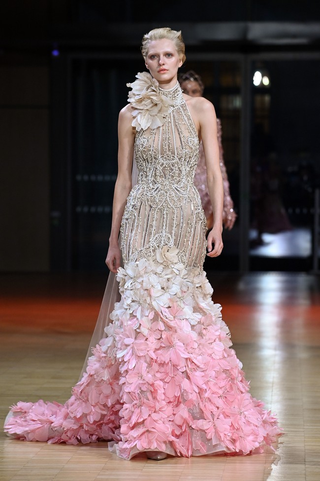 Fashion show koleksi Couture Spring 2022 Elie Saab di Paris menghadirkan berbagai gaun cantik yang penuh warna. Foto: DOk. Getty Images/Pascal Le Segretain.