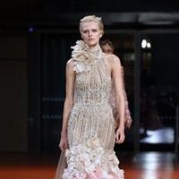 Fashion show koleksi Couture Spring 2022 Elie Saab di Paris menghadirkan berbagai gaun cantik yang penuh warna. Foto: DOk. Getty Images/Pascal Le Segretain.