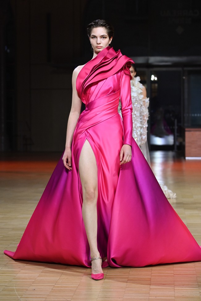 Fashion show koleksi Couture Spring 2022 Elie Saab di Paris menghadirkan berbagai gaun cantik yang penuh warna. Foto: DOk. Getty Images/Pascal Le Segretain.