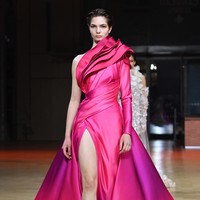 Fashion show koleksi Couture Spring 2022 Elie Saab di Paris menghadirkan berbagai gaun cantik yang penuh warna. Foto: DOk. Getty Images/Pascal Le Segretain.