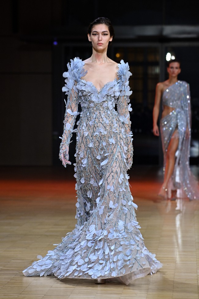 Fashion show koleksi Couture Spring 2022 Elie Saab di Paris menghadirkan berbagai gaun cantik yang penuh warna. Foto: DOk. Getty Images/Pascal Le Segretain.