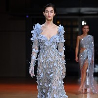 Fashion show koleksi Couture Spring 2022 Elie Saab di Paris menghadirkan berbagai gaun cantik yang penuh warna. Foto: DOk. Getty Images/Pascal Le Segretain.