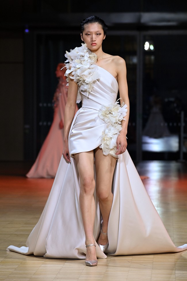 Fashion show koleksi Couture Spring 2022 Elie Saab di Paris menghadirkan berbagai gaun cantik yang penuh warna. Foto: DOk. Getty Images/Pascal Le Segretain.