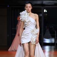 Fashion show koleksi Couture Spring 2022 Elie Saab di Paris menghadirkan berbagai gaun cantik yang penuh warna. Foto: DOk. Getty Images/Pascal Le Segretain.