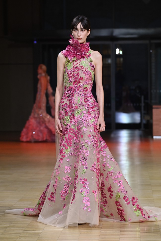 Fashion show koleksi Couture Spring 2022 Elie Saab di Paris menghadirkan berbagai gaun cantik yang penuh warna. Foto: DOk. Getty Images/Pascal Le Segretain.