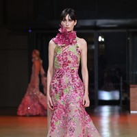 Fashion show koleksi Couture Spring 2022 Elie Saab di Paris menghadirkan berbagai gaun cantik yang penuh warna. Foto: DOk. Getty Images/Pascal Le Segretain.