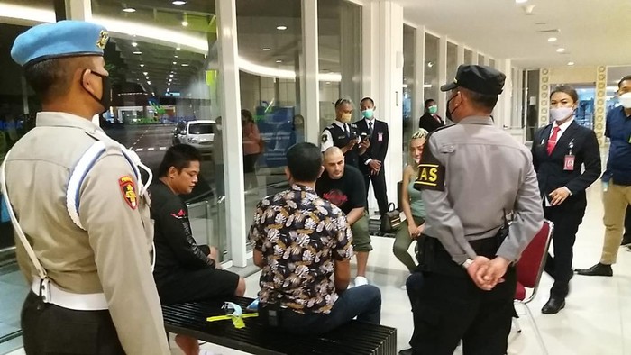 Foto: Bule ngamuk pukul tiga petugas di Bandara Ngurah Rai Bali dimediasi. (Dok. Polresta Denpasar)