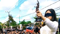 Mahasiswi memegang patung dewi Yunani sebagai lambang keadilan dipertontonkan dalam teatrikal.