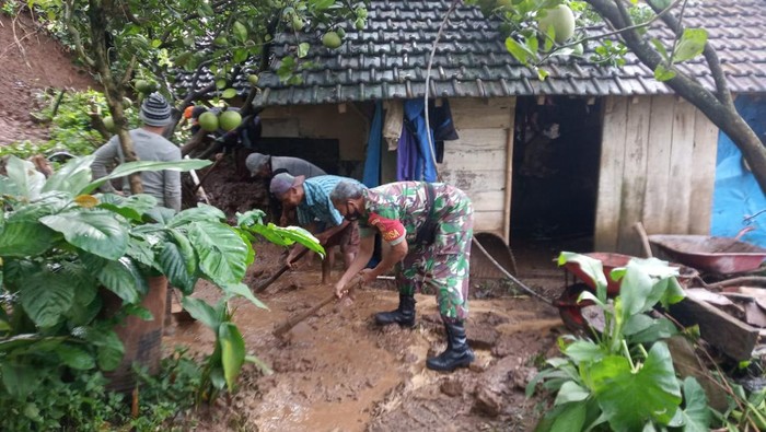 Longsor menimpa rumah warga Ternadi Kecamatan Dawe, Kudus, Kamis (27/1/2022).