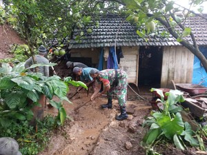 Hujan Lebat Semalaman, Rumah Warga Ternadi Kudus Tertimpa Longsor