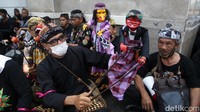 Pantauan detikcom di lokasi pukul 12.00 WIB, Kamis (27/1/2022), terlihat massa berkumpul di depan gedung DPR RI. Mereka terlihat memakai baju hitam dan atribut Sunda lainnya.