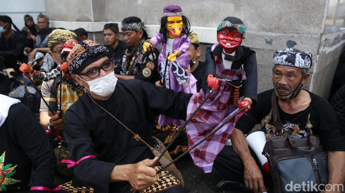 Foto-foto Masyarakat Sunda Geruduk DPR Massa aksi yang tergabung dalam Aliansi Komunitas Budaya Jawa Barat menggelar demo di depan gedung DPR RI.